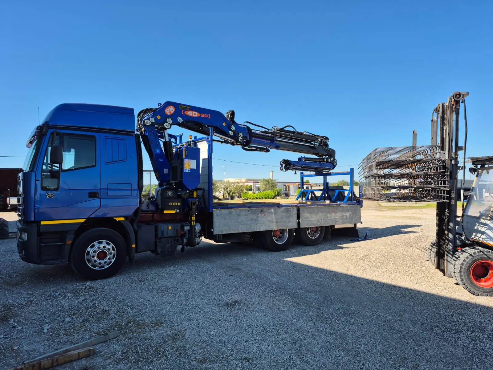 Consegna ferro e legname in cantiere con autogru Brema SRL
